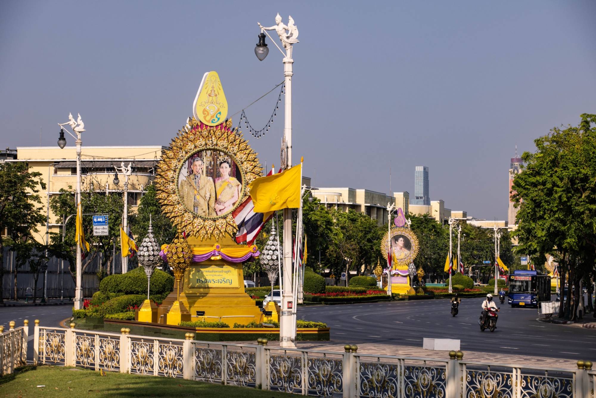 A portrait of King Vajiralongkorn and Queen Suthida Bajrasudhabimalalakshana in Bangkok | BLOOMEBRG