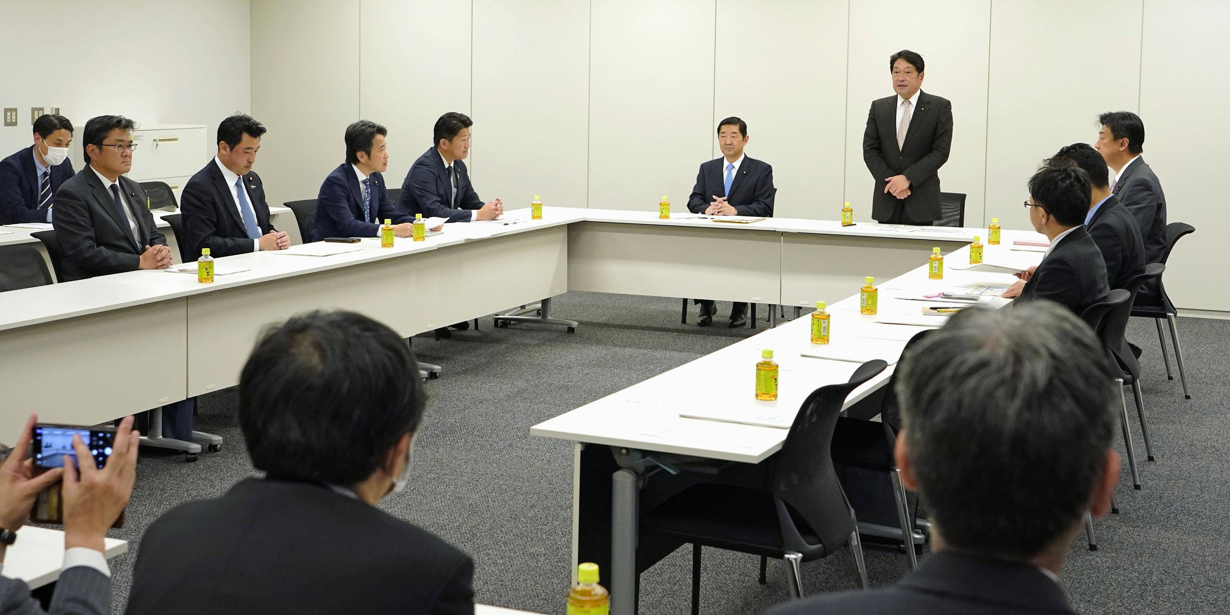 Members of the Liberal Democratic Party and Komeito discuss Japan's defense transfer guideline on April 25 in Tokyo. | KYODO