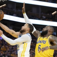 Warriors guard Stephen Curry (left) shoots the basketball against Lakers forward LeBron James during Game 5 of the 2023 NBA playoffs Western Conference semifinals at Chase Center in San Francisco on Wednesday. | USA TODAY / VIA REUTERS