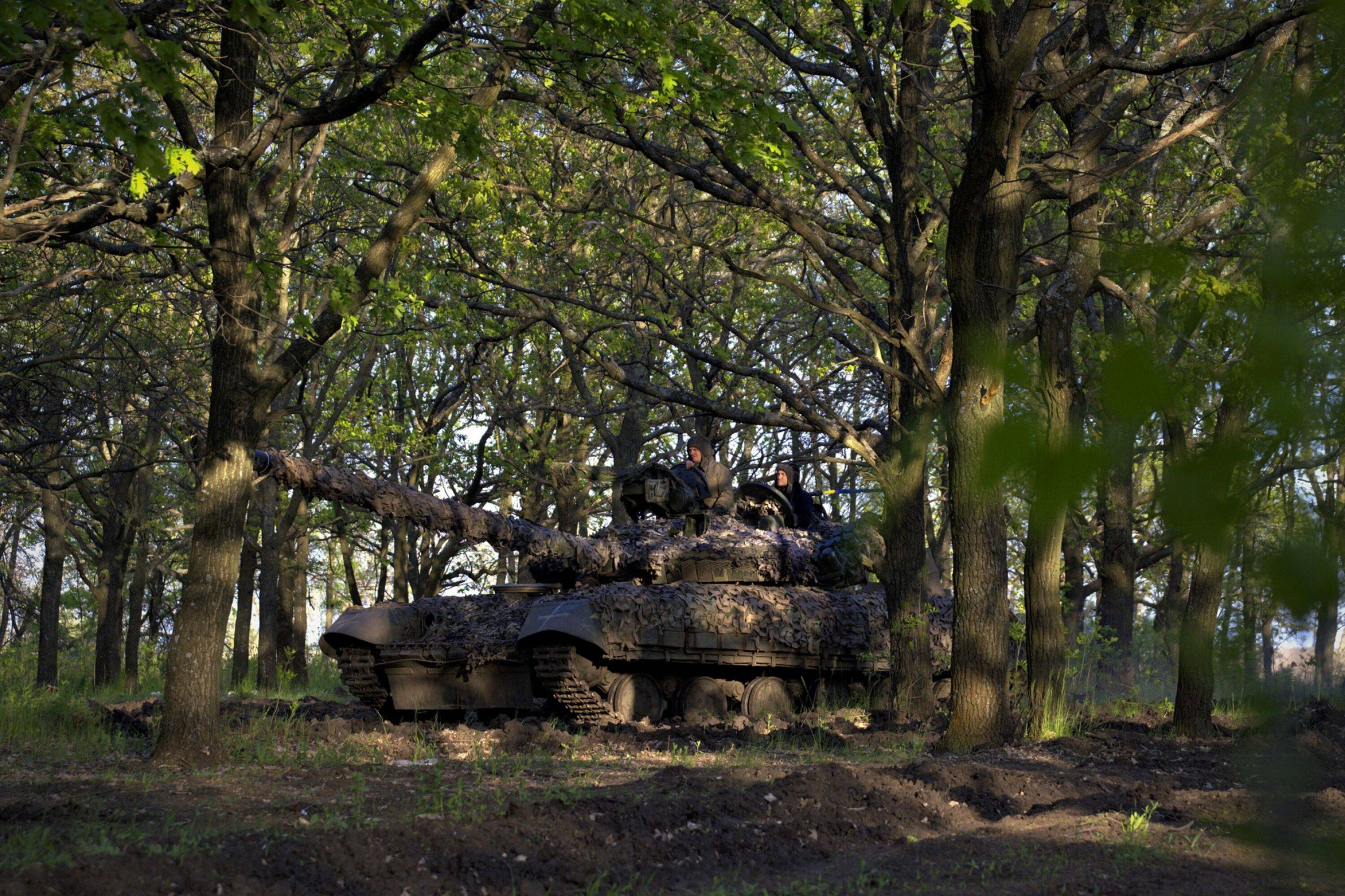 Ukrainian servicemen man a tank near Bakhmut, Donetsk region, on Sunday. | AFP-JIJI