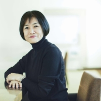 Riku Onda’s “Honeybees and Distant Thunder” takes readers through the fictional Yoshigae International Piano Competition, during which the fears and aspirations of four competitors are explored to magical effect. | GENTOSHA
