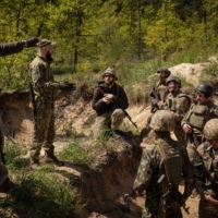 Ukrainian soldiers train near Kyiv on May 3. Ukraine’s planned counteroffensive against Russia has overshadowed talk of a potential negotiated settlement in the conflict, but some U.S. and European officials say the next phase of the war could create momentum for diplomacy.  | NICOLE TUNG / THE NEW YORK TIMES