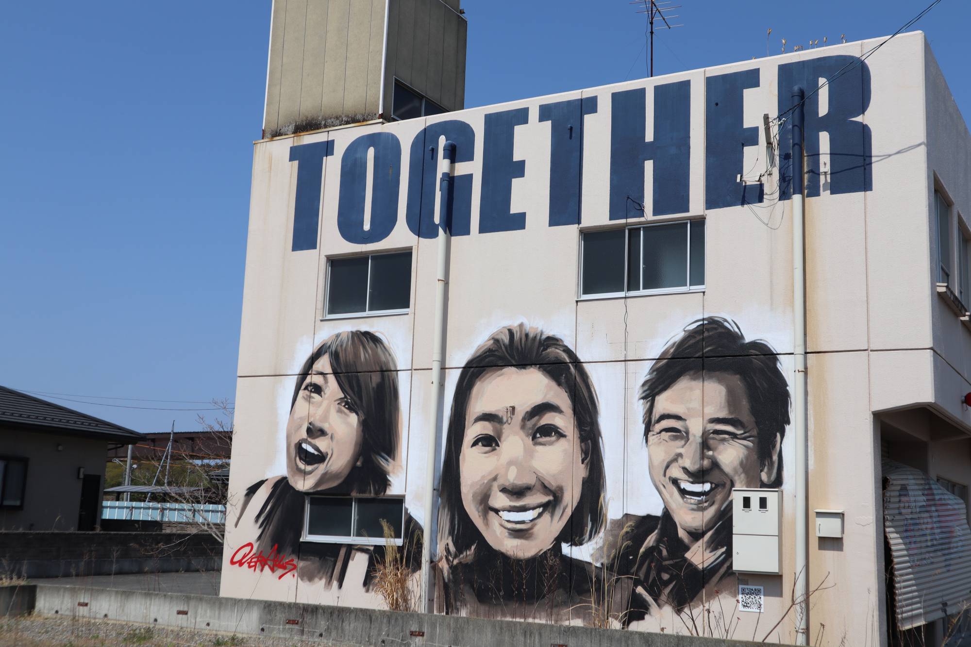 Uplifting murals are part of efforts to spread positive messages and boost morale. | RIN ONOZUKA