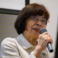Teruko Yahata, a Hiroshima atomic bombing survivor, speaks about her story to foreign visitors at the Hiroshima Peace Memorial Museum on May 9. | REUTERS