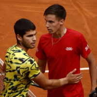 Carlos Alcaraz (left) and Fabian Marozsan shake hands after their round-of-32 match at the Italian Open in Rome on Monday. | REUTERS