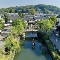 The Kurashiki Bikan Historical Area, where traditional Japanese buildings blend in with Western architecture, symbolizes Kurashiki’s history of embracing old and new. | CITY OF KURASHIKI