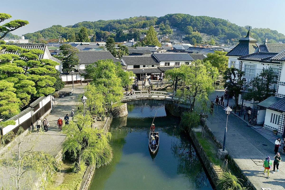 The Kurashiki Bikan Historical Area, where traditional Japanese buildings blend in with Western architecture, symbolizes Kurashiki’s history of embracing old and new. | CITY OF KURASHIKI
