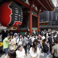 Tourists flock to Tokyo\'s Asakusa district in April. | KYODO