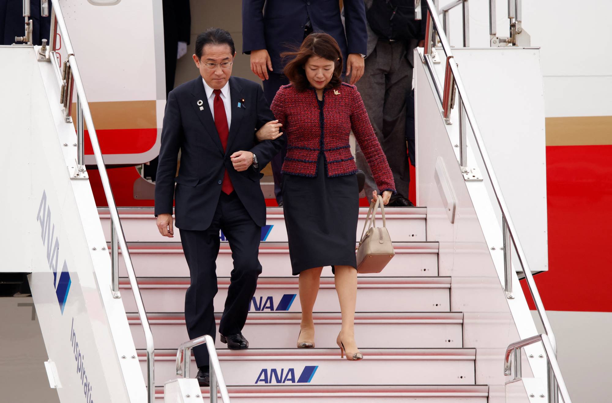 Prime Minister Fumio Kishida arrives at Hiroshima Airport on Thursday alongside his wife, Yuko, ahead of the G7 leaders summit.  | REUTERS