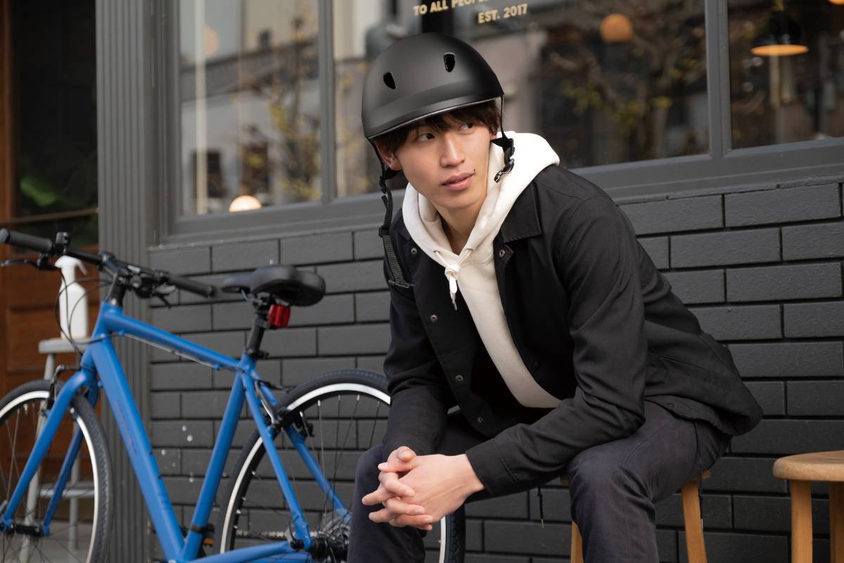 Streamlined outlet bike helmet