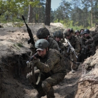 Ukrainian National Guard servicemen take part in military exercises outside Kyiv on May 3, amid the Russian invasion of the country. | AFP-JIJI
