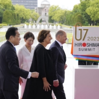 Prime Minister Fumio Kishida and Japan\'s first lady welcome German Chancellor Olaf Scholz (right) and his wife at the Peace Memorial Park as part of the G7 leaders\' summit in Hiroshima on Friday.   | POOL / VIA AFP