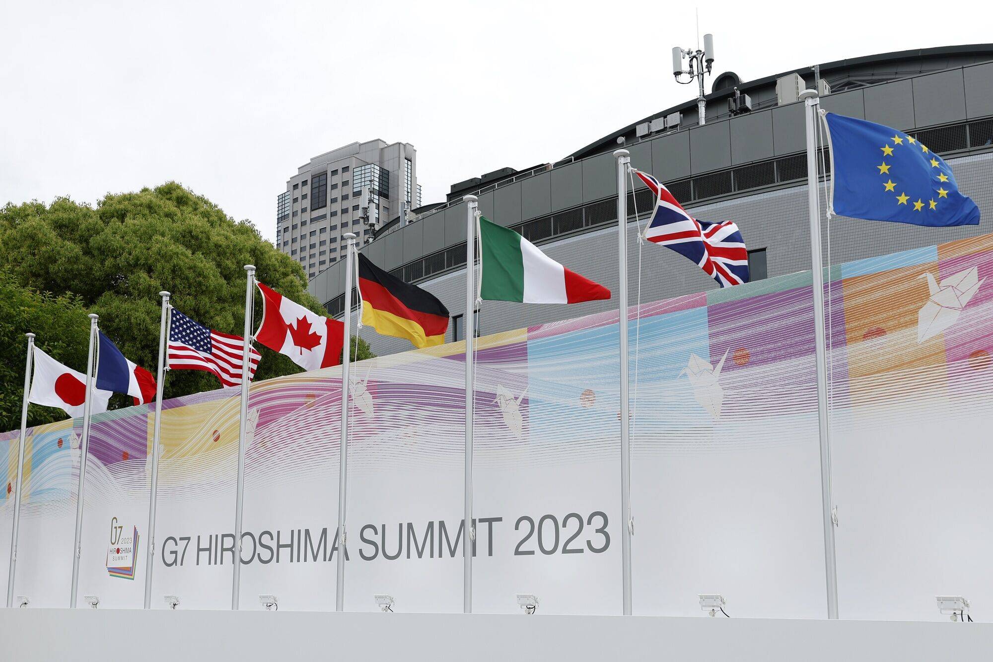 The formal sessions of the Group of Seven summit started Friday after the leaders' visit to Hiroshima's Peace Memorial Park.   | BLOOMBERG