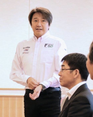 Masahiko Kondo visits the Oita Prefectural Government office on Friday | KYODO 