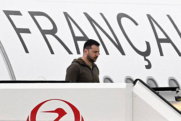 Ukrainian President Volodymyr Zelenskyy arrives at Hiroshima Airport on Saturday afternoon. | AFP-Jiji