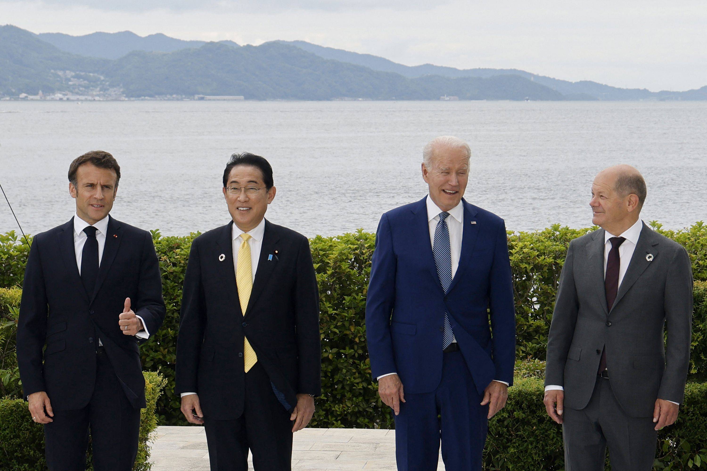 French President Emmanuel Macron, Prime Minister Fumio Kishida, U.S. President Joe Biden and German Chancellor Olaf Scholz pose for a photo in Hiroshima on Saturday | POOL / VIA AFP-JIJI
