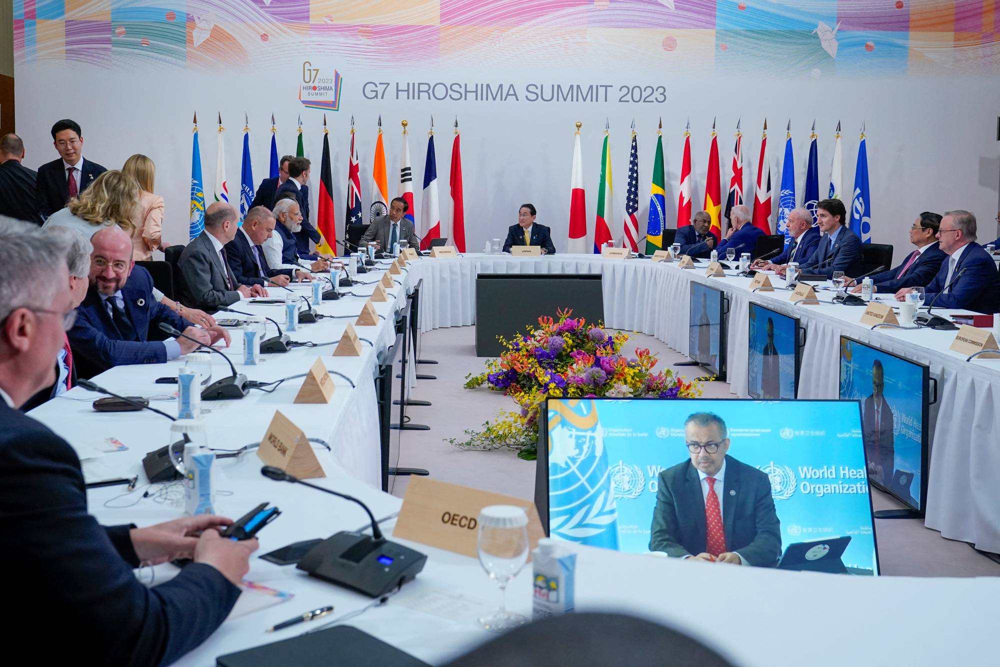 Leaders and delegates attend a working session during the Group of Seven leaders summit in Hiroshima on Saturday. | POOL / VIA REUTERS