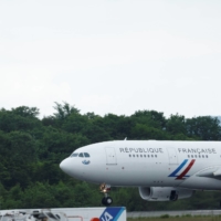 An airplane transporting Ukrainian President Volodymyr Zelenskyy arrives at Hiroshima Airport for his attendance to the G7 leaders\' summit on Saturday. | REUTERS