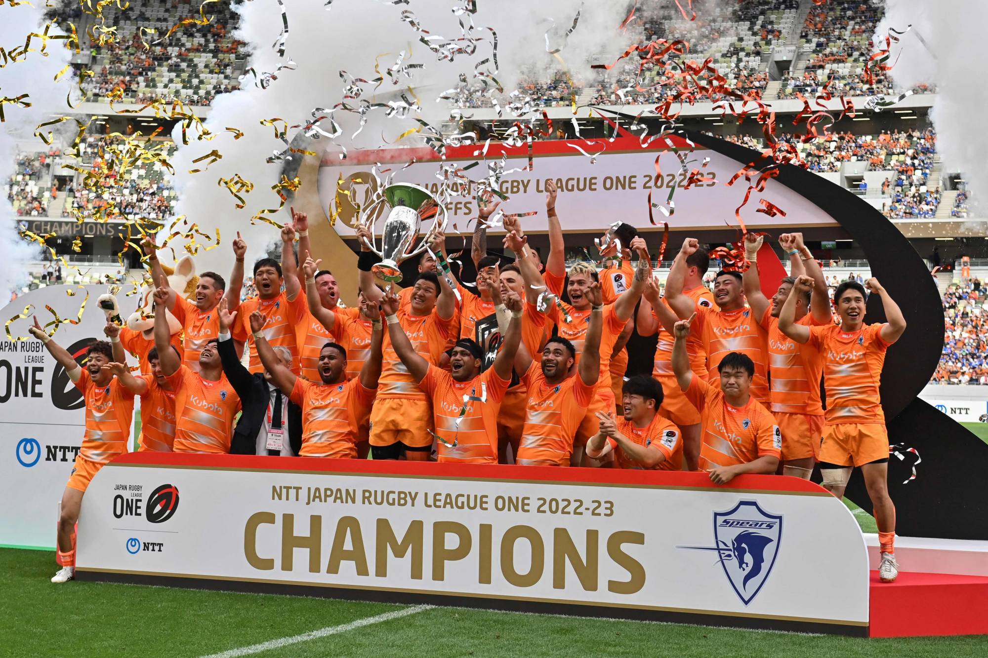 Spears Funabashi Tokyo Bay players celebrate their victory over Saitama Wild Knights in the Japan Rugby League One final at Tokyo's National Stadium on Saturday. | AFP-JIJI