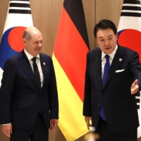 German Chancellor Olaf Scholz and South Korean President Yoon Suk-yeol prepare to hold talks at the Presidential Office in Seoul on Sunday.  |  POOL / VIA REUTERS