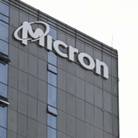 China\'s ban on the use of Micron Technology\'s chips in certain sectors is widely seen as retaliation for Washington\'s efforts to restrict Beijing\'s access to key technology. | AFP-JIJI