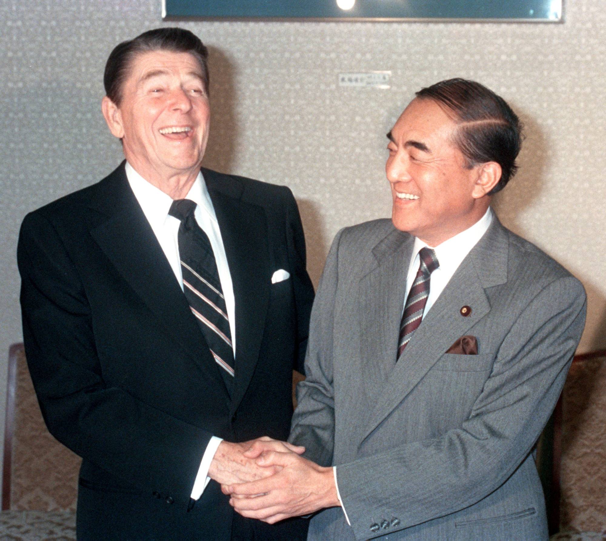 Prime Minister Yasuhiro Nakasone meets U.S. President Ronald Reagan in Tokyo in November 1983. Earlier that year, at a G7 summit, Nakasone helped to heal a rift between Reagan and French President Francois Mitterrand. | KYODO