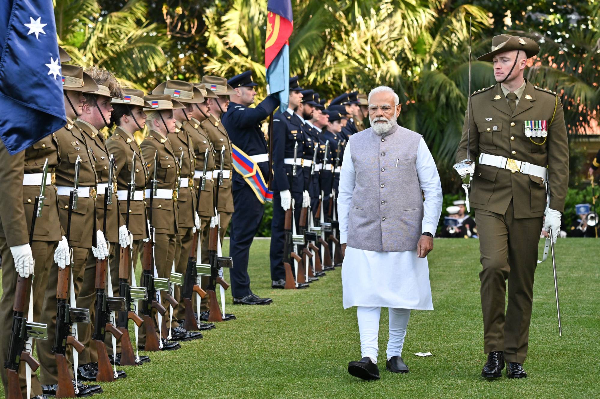 India's Prime Minister Narendra Modi (second from right) inspects the guard of honor during a ceremonial welcome ahead of a bilateral meeting with Australian Prime Minister Anthony Albanese at Admiralty House in Sydney on Wednesday. | AFP-JIJI