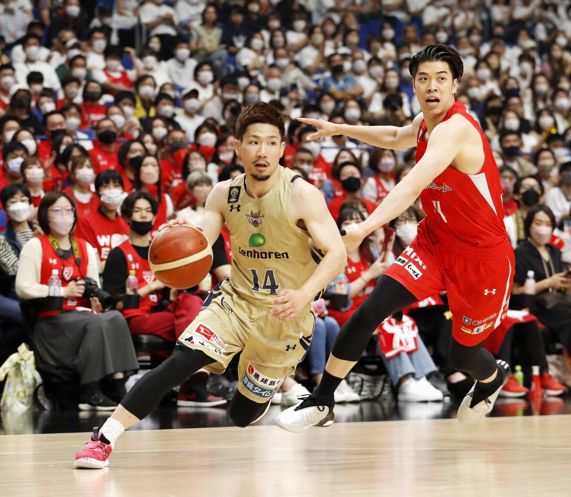 Ryukyu swingman Keita Imamura (left) attacks the Jets basket during the first quarter at Yokohama Arena on Saturday. | KYODO