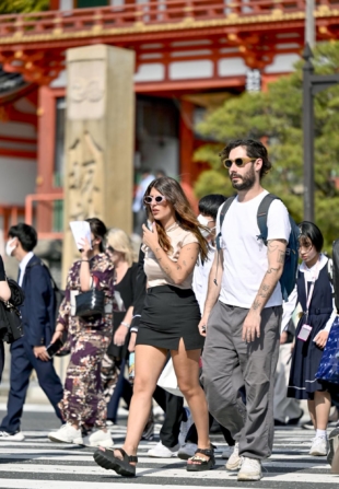 Foreign tourists walk in Kyoto on April 20. The number of foreign nationals who stayed at hotels and other accommodation facilities in Japan topped 10 million in April. | KYODO