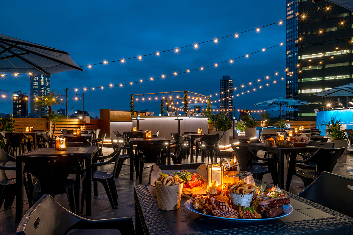 Guests can enjoy 90 minutes of free-flowing drinks and a surf-and-turf platter, as well as a la carte items, at the Hilton Tokyo’s beer garden. | HILTON TOKYO