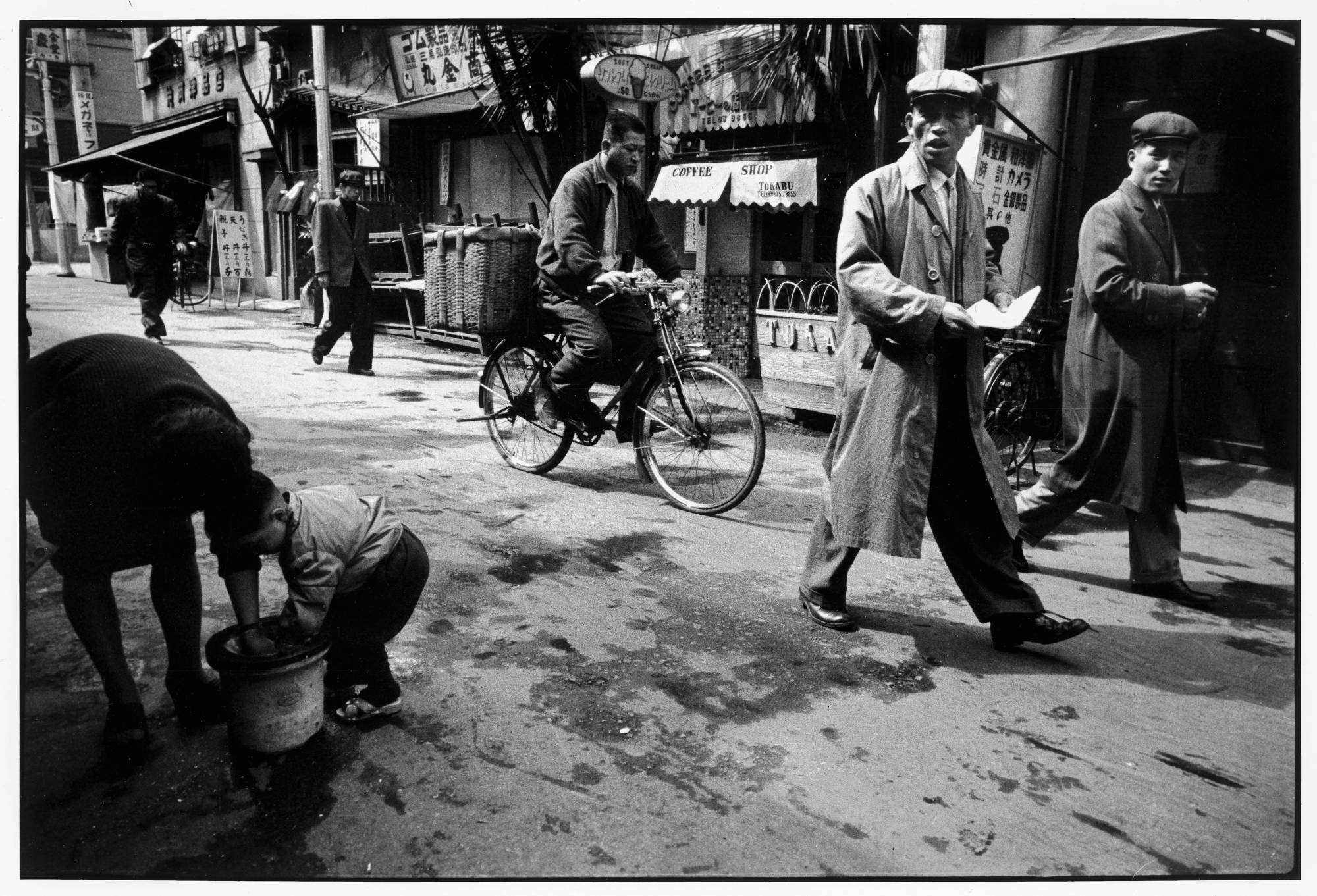 Tsutomu Mukaida and Katsumi Midorikawa patrol the streets in one of Yukichi Watabe's photographs.  | ©JCII COLLECTION