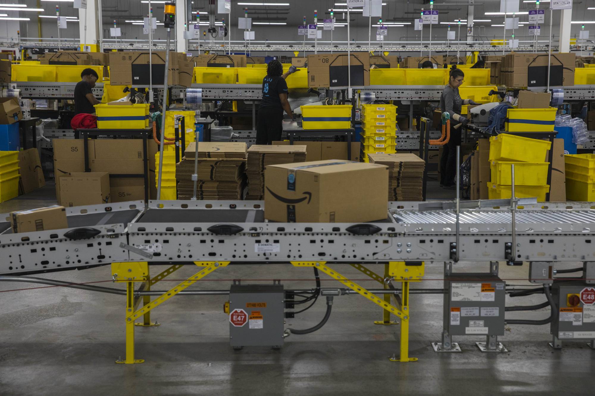 An Amazon Fulfillment center on Staten Island in New York in 2019. At Amazon warehouse workers have shown support for corporate colleagues, noting that they have nothing to gain if office workers lose flexibility the pandemic proved was possible. | Hiroko Masuike / The New York Times