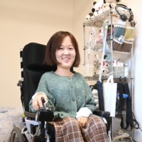 Yuda\'s ventilator sits by her bed, along with a range of Snoopy items. | NISHINIPPON SHIMBUN
