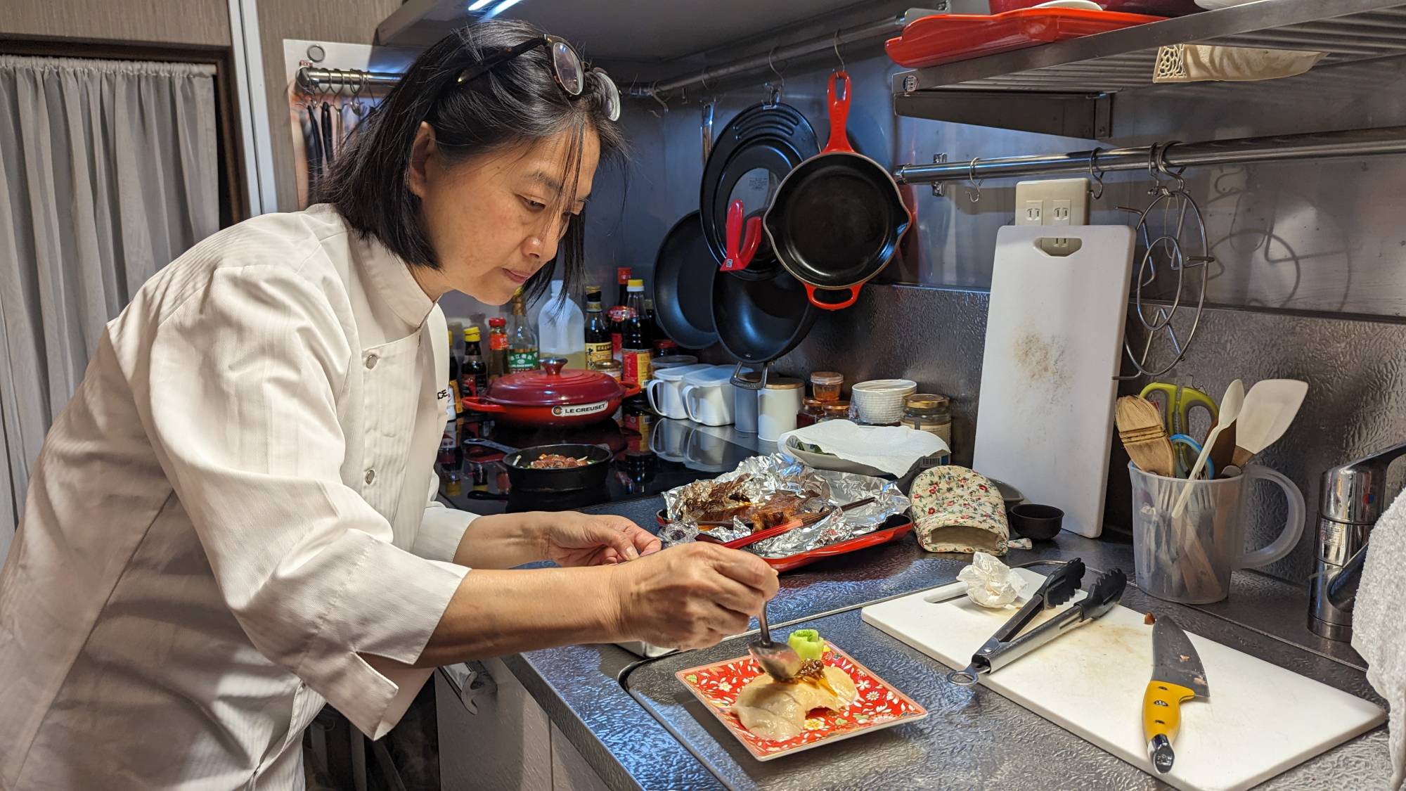 Grace Choy makes great use of her efficient Aobadai kitchen to bring Cantonese favorites to Tokyo. | OWEN ZIEGLER