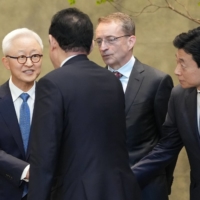 Kyung Kye-hyun (left), chief executive officer of Samsung Electronics\' device solutions division, meets with Kishida in Tokyo, last month. | BLOOMBERG
