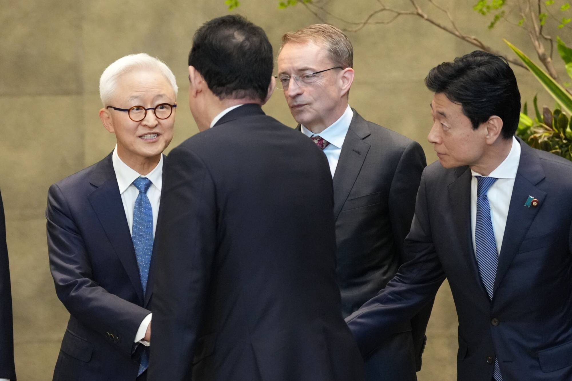 Kyung Kye-hyun (left), chief executive officer of Samsung Electronics' device solutions division, meets with Kishida in Tokyo, last month. | Bloomberg
