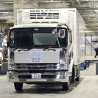 A policy package compiled by the government to tackle the so-called 2024 problem in the logistics industry will require major consignors and logistics companies to submit improvement plans that will ease burdens on truck drivers. | KYODO
