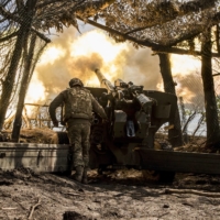 Members of the 59th Motorized Brigade of the Ukrainian Ground Forces fire a 152mm Howitzer at Russian positions in the Donetsk region of Ukraine on May 6. | TYLER HICKS / THE NEW YORK TIMES