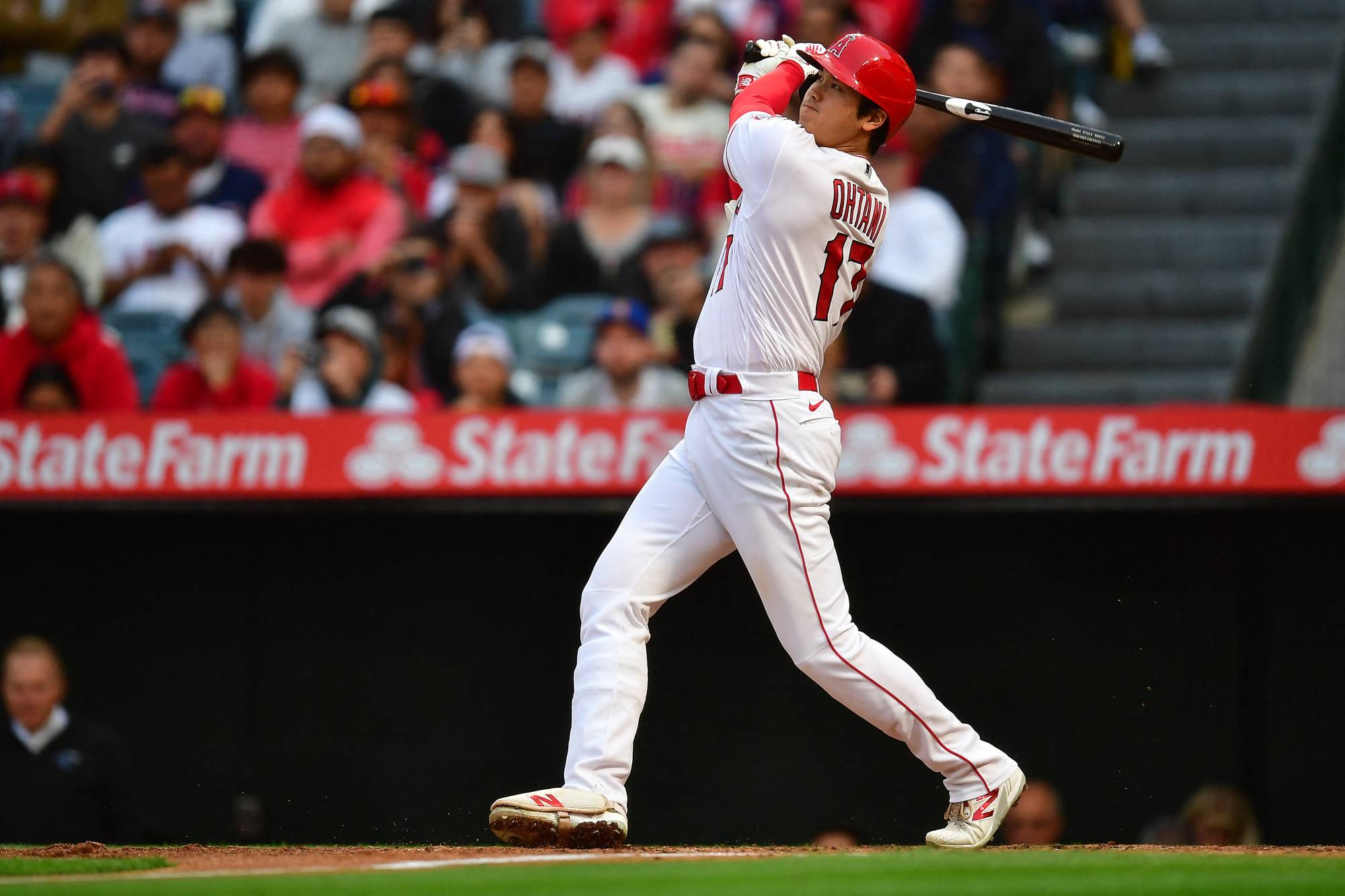 Los Angeles Angels starting pitcher Shohei Ohtani hits a two-run home run against the Seattle Mariners on Friday.  | USA TODAY / VIA REUTERS 