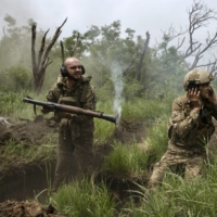 Soldiers with the 28th Mechanized Brigade, positioned several miles south of Bakhmut, Ukraine, fire an RPG toward Russian positions on Saturday. In fierce battles along the front line this past week, Ukraine’s push to reclaim lost territory is taking shape, presenting a major pivot in the war. | TYLER HICKS / THE NEW YORK TIMES