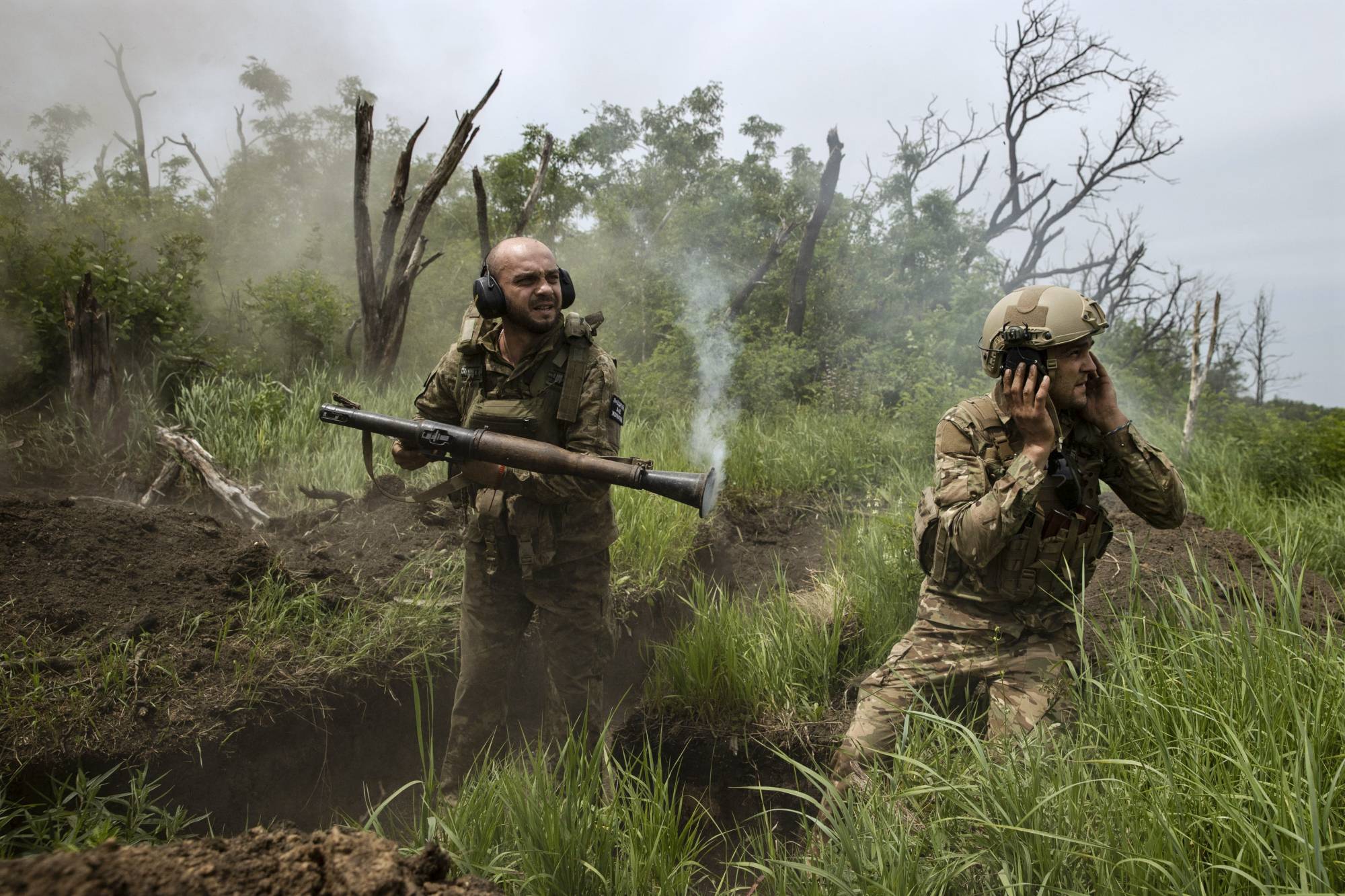 Soldiers with the 28th Mechanized Brigade, positioned several miles south of Bakhmut, Ukraine, fire an RPG toward Russian positions on Saturday. In fierce battles along the front line this past week, Ukraine’s push to reclaim lost territory is taking shape, presenting a major pivot in the war. | Tyler Hicks / The New York Times