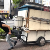 Though mobile, yatai are by no means simple to transport and operate — something Japanese Food Craftsmen tries to show its viewers. | COURTESY OF F-AREA LTD.
