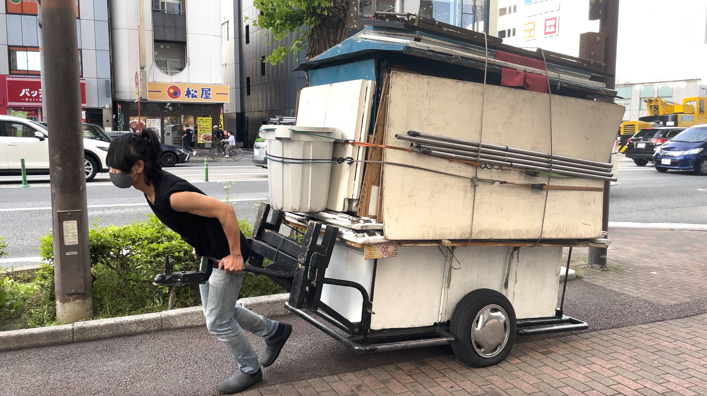 Though mobile, yatai are by no means simple to transport and operate — something Japanese Food Craftsmen tries to show its viewers. | COURTESY OF F-AREA LTD. 