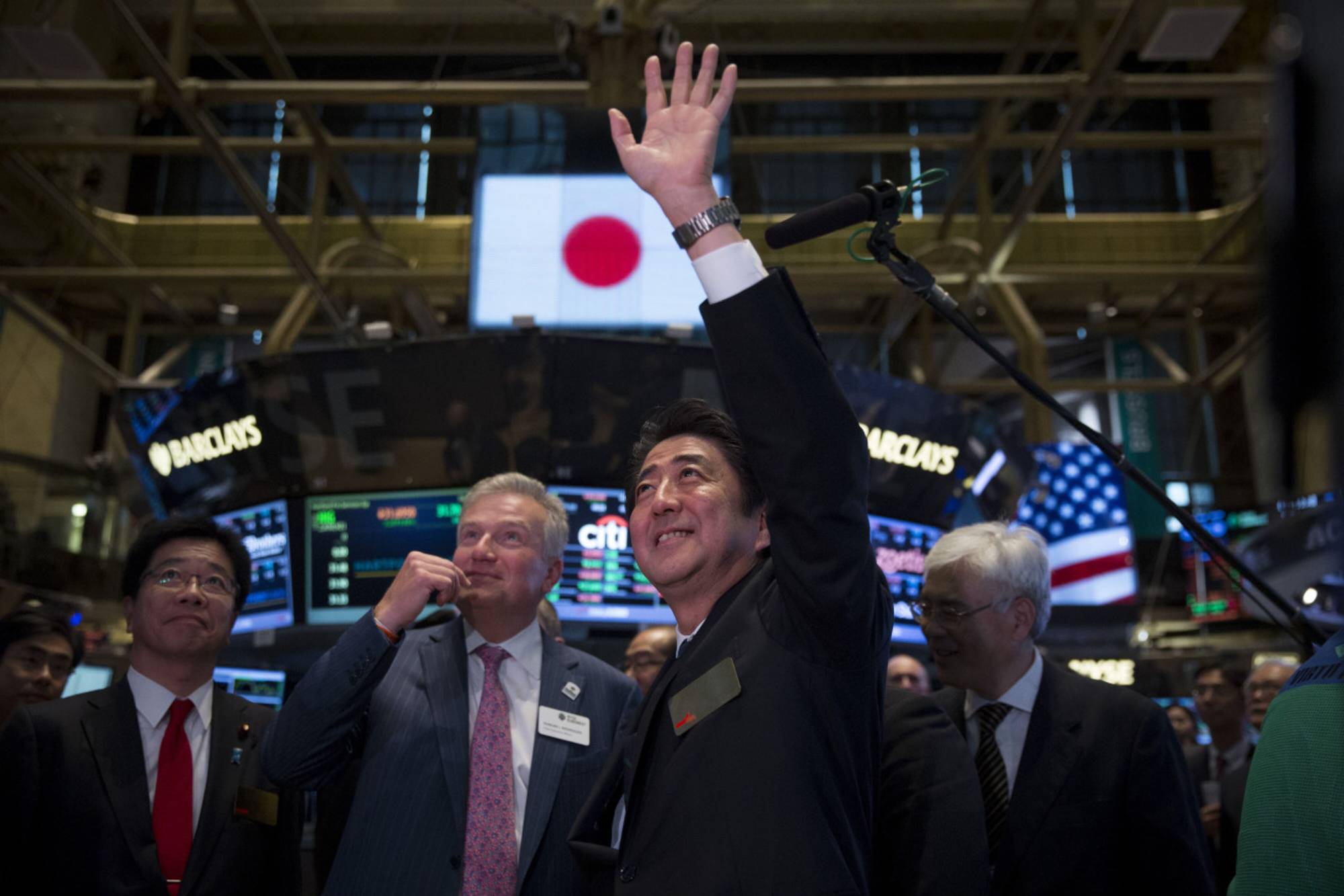 Former Prime Minister Shinzo Abe visits the trading floor at the New York Stock Exchange in September 2013.   | BLOOMBERG