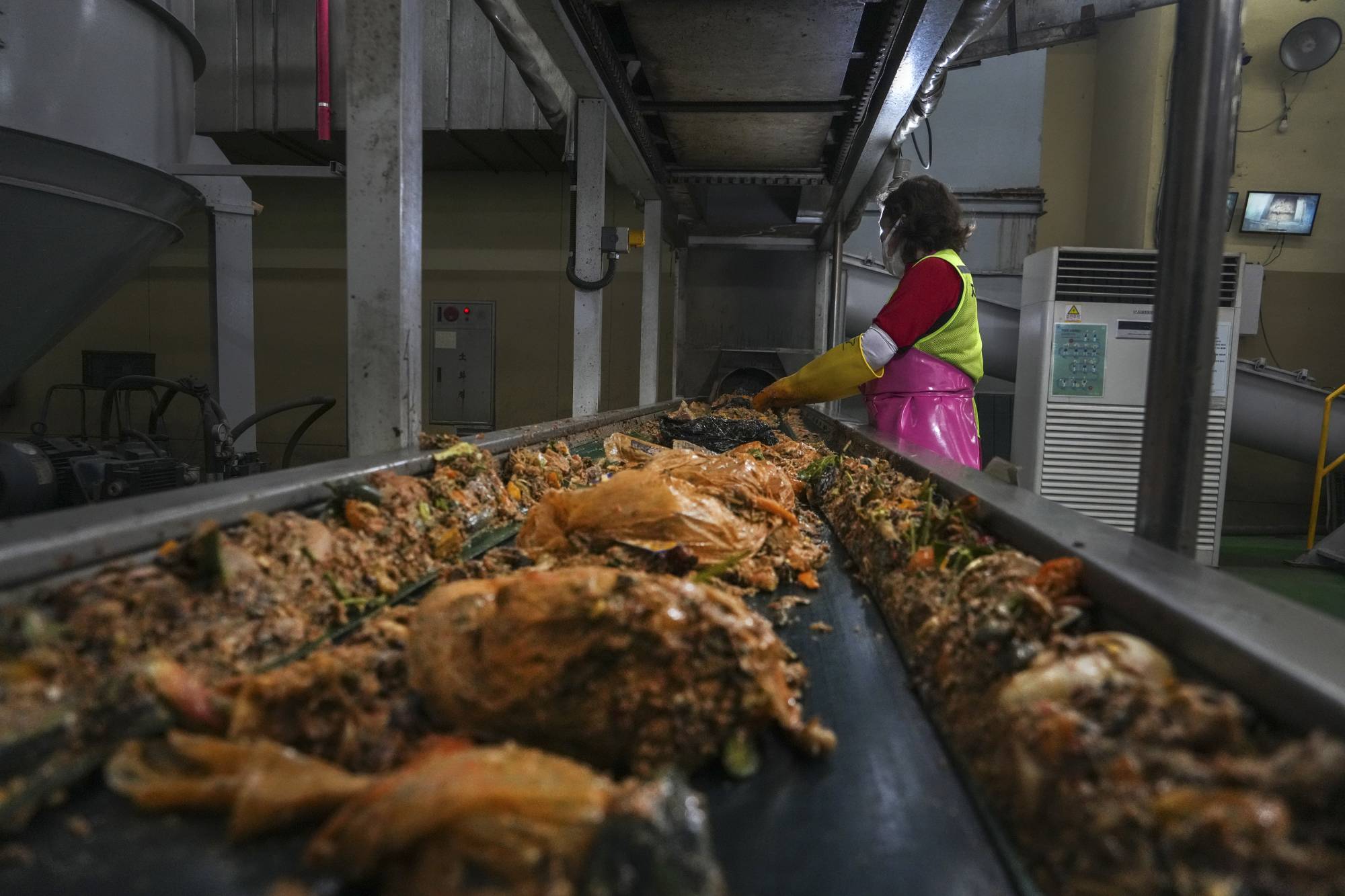 Food waste being processed at Dobong-gu Waste Disposal Facility in Dobong-gu, Seoul. South Korea, which banned food scraps from its landfills almost 20 years ago, now turns the vast majority of it into animal feed, fertilizer and fuel for heating homes.  | CHANG W. LEE / THE NEW YORK TIMES