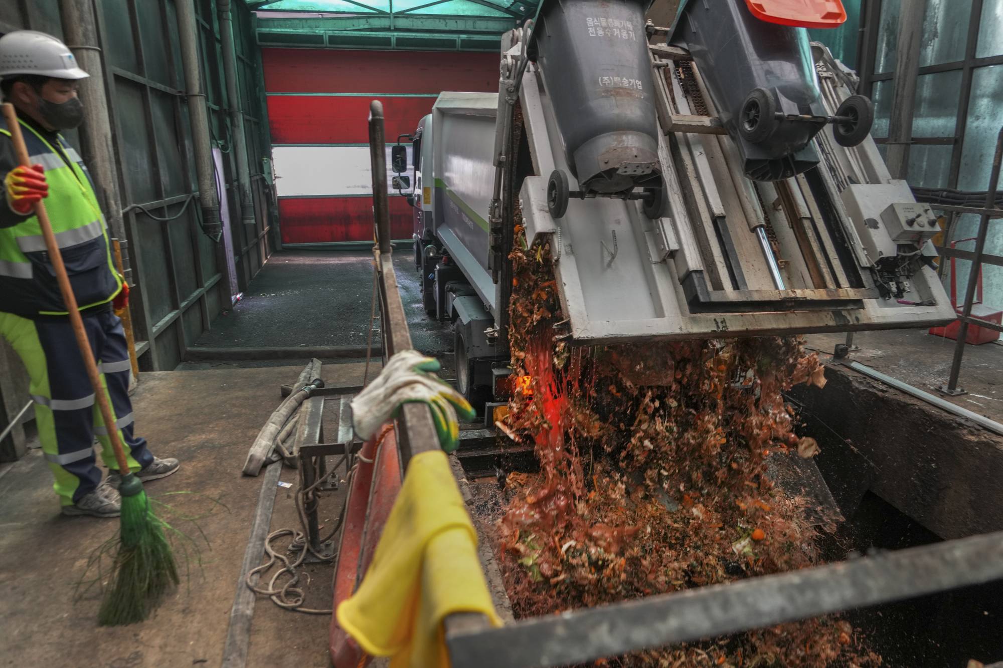 Unloading food waste at Dobong-gu Waste Disposal Facility in Dobong-gu, Seoul. | Chang W. Lee / The New York Times