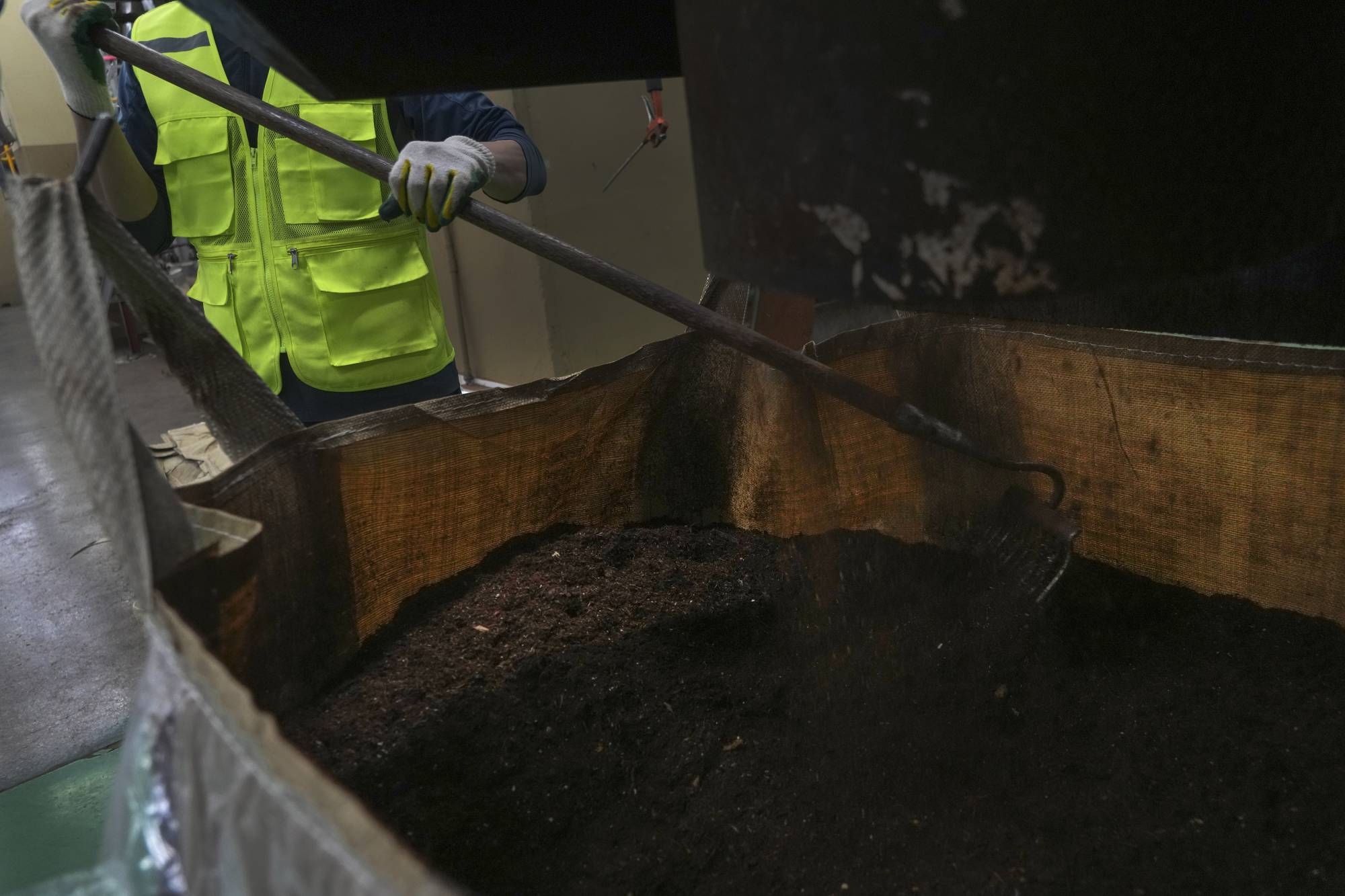 Food waste being processed into animal feed at Dobong-gu Waste Disposal Facility in Dobong-gu, Seoul. The feed supplement for chickens and ducks, rich in protein and fiber, is given away to any farm that wants it. | Chang W. Lee / The New York Times
