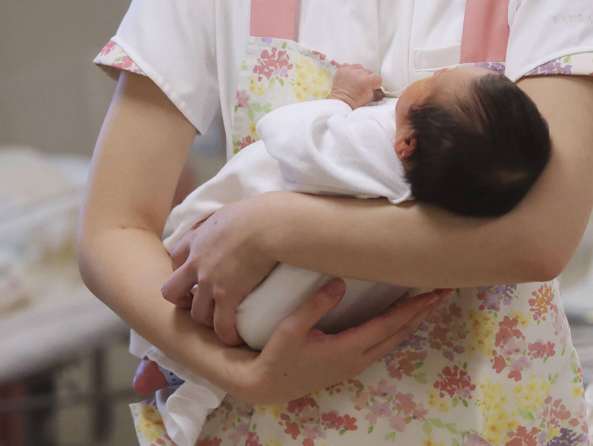 A recent survey found more than half of Japanese municipalities set conditions for residents to use postpartum care services, such as having physical or mental illnesses. | KYODO