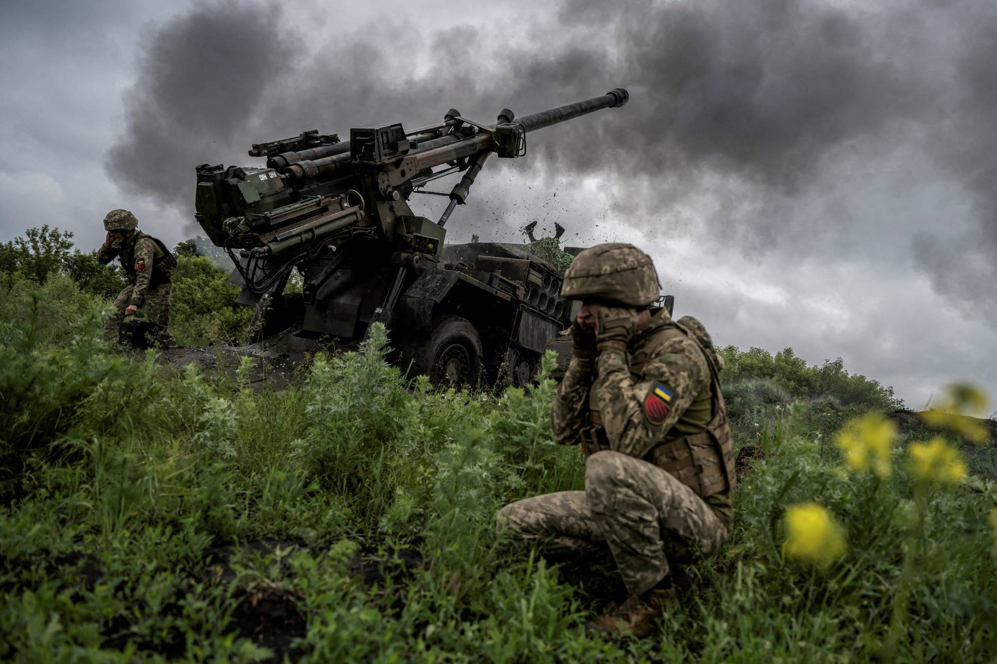 Ukrainian service members fire a self-propelled howitzer toward Russian troops, near the town of Avdiivka in the Donetsk region, Ukraine, on May 31. | REUTERS