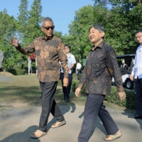 Emperor Naruhito (right) wears a traditional batik-dyed shirt and sandals as he visits Borobudur temple on Java Island, Indonesia, on Thursday.


visits Borobudur temple, a UNESCO World Heritage-listed site on Java Island, Indonesia, on Thursday. | POOL / VIA KYODO